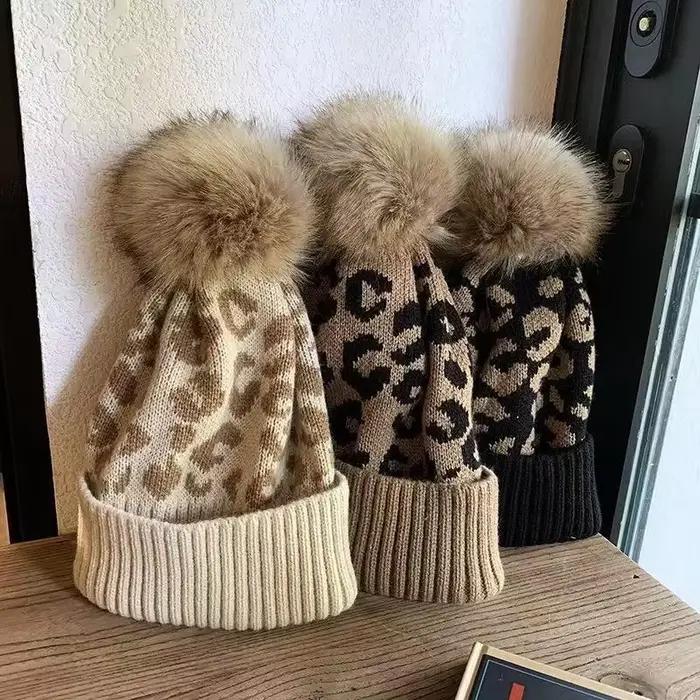 Chapeau de mode casquette léopard imprimé ourlet bouclé boule de cheveux tricoté