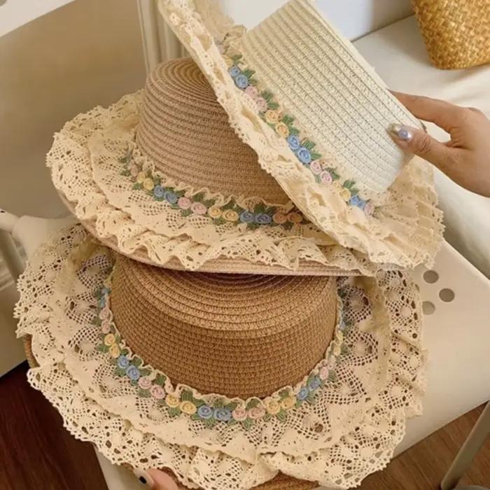 Chapeau de soleil Lolita doux en paille tressée à bord large et dessus plat
