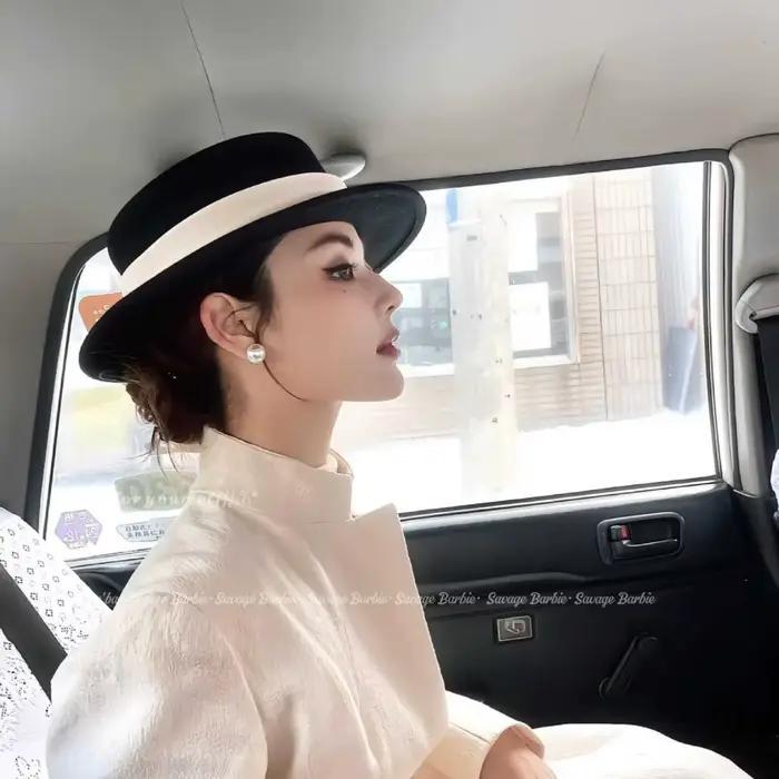 Chapeau pour femmes à couverture plate en laine noire élégant pour toutes les saisons et les occasions spéciales