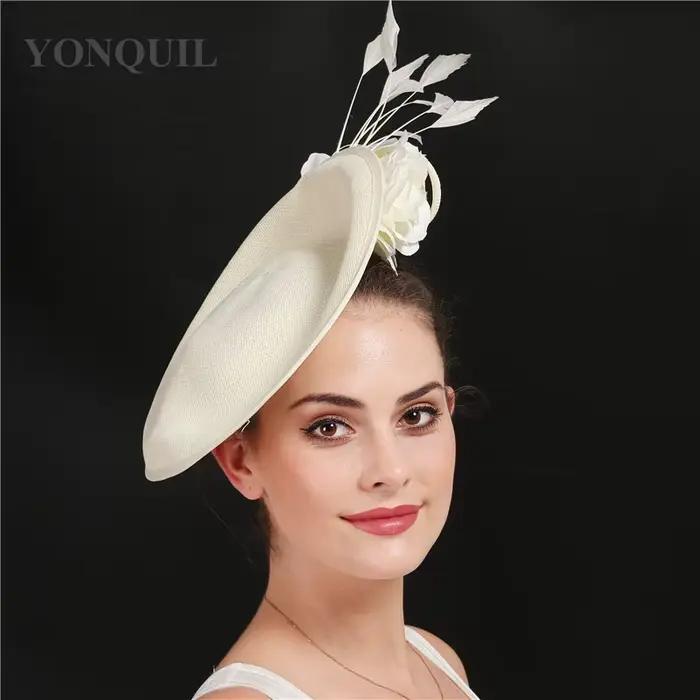 Chapeau de cocktail beige avec fleur