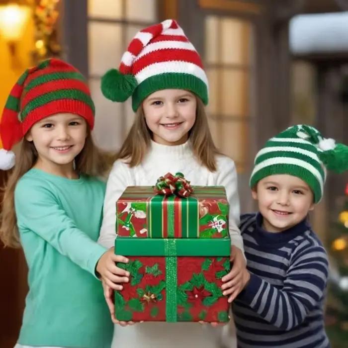 Chapeau de noël tricoté avec rayures rouges et vertes et boule de fourrure