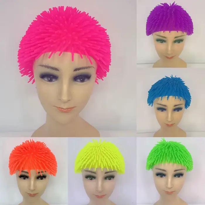 Chapeau de farces à boule pointue