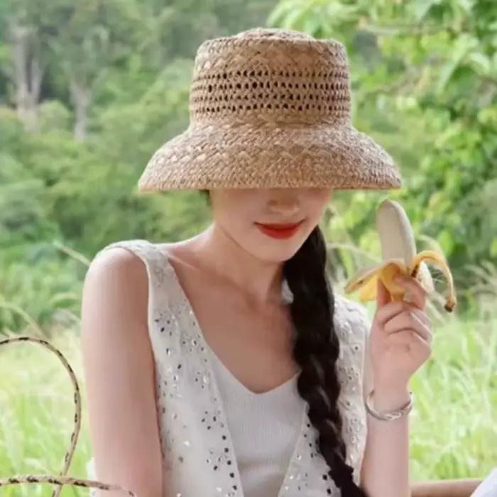 2025 nouveau Style rétro français respirant creux raphia chapeau de soleil dames été voyage mode Concave haut