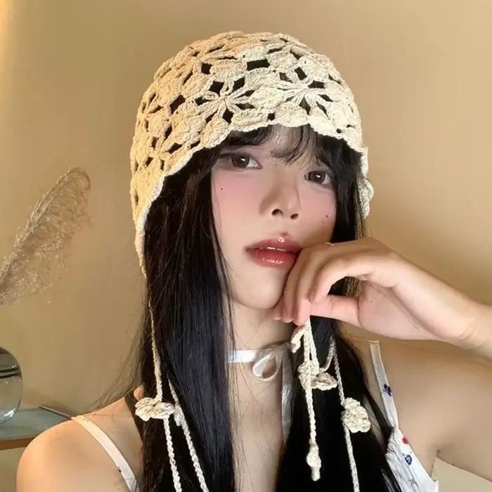 Bonnet tricoté ajouré à pompon