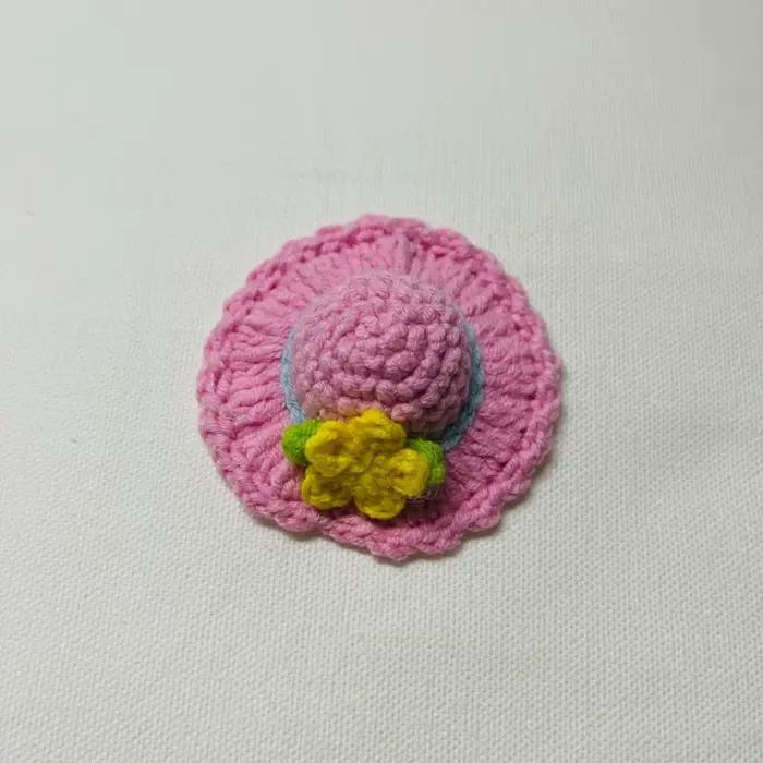 Accessoires de décoration de mini chapeaux au crochet en coton motif floral pour vêtements bijoux et décoration de maison occassions spéciales