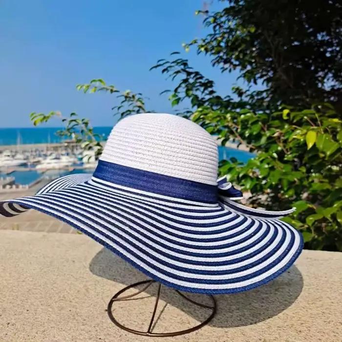 Chapeau de plage en paille à large bord rayé noir et blanc