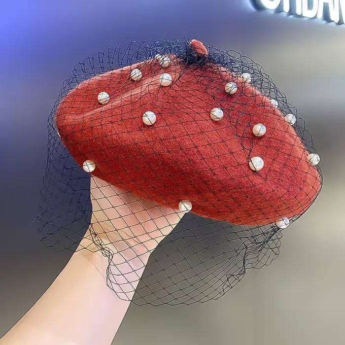 Béret en laine avec détail de voile de perles pour femmes élégantes