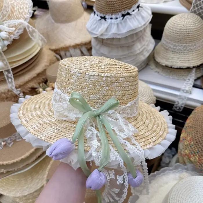 Chapeau de paille à large bord avec nœud en dentelle