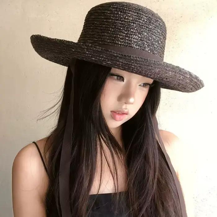 Chapeaux de paille élégants noirs à long ruban pour femmes