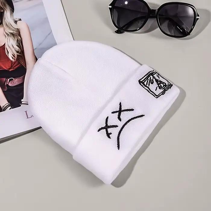 Bonnet sans bords avec visage triste brodé