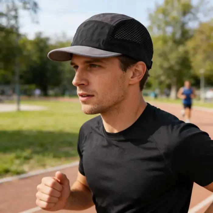 Casquette rétro bicolore respirante à séchage rapide à bord plat avec tissu en maille ajustable