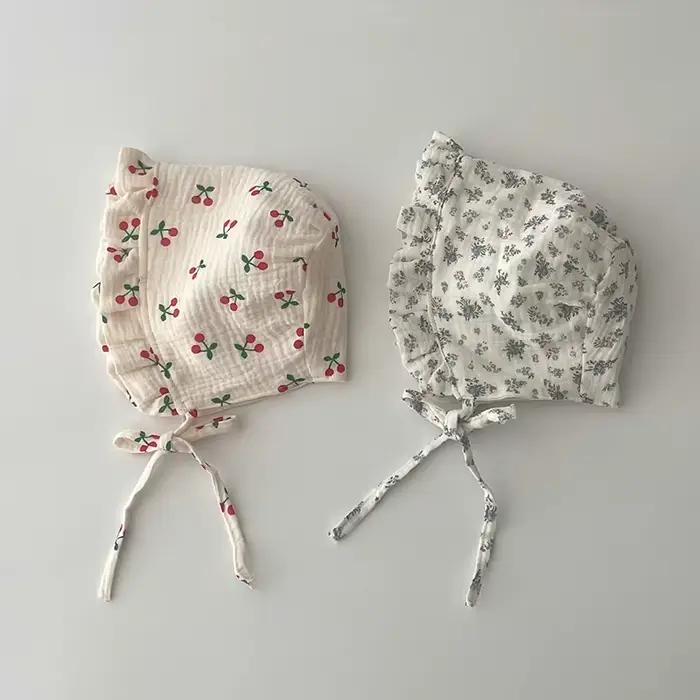 Bonnet floral mignon à volants pour nouveau-né