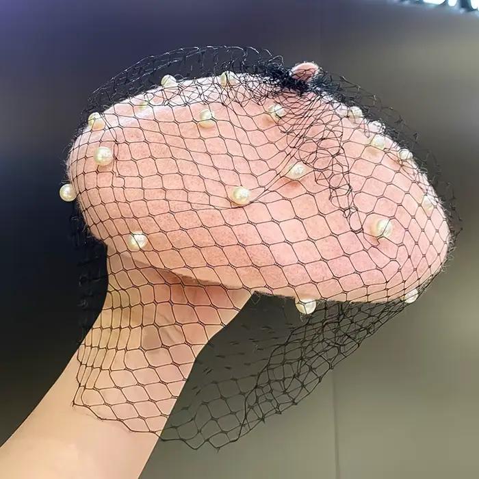Béret en laine avec détail de voile de perles pour femmes élégantes