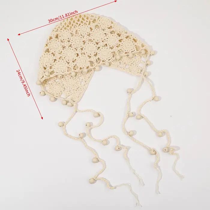 Bonnet tricoté ajouré à fleurs au crochet et à pompons perlés