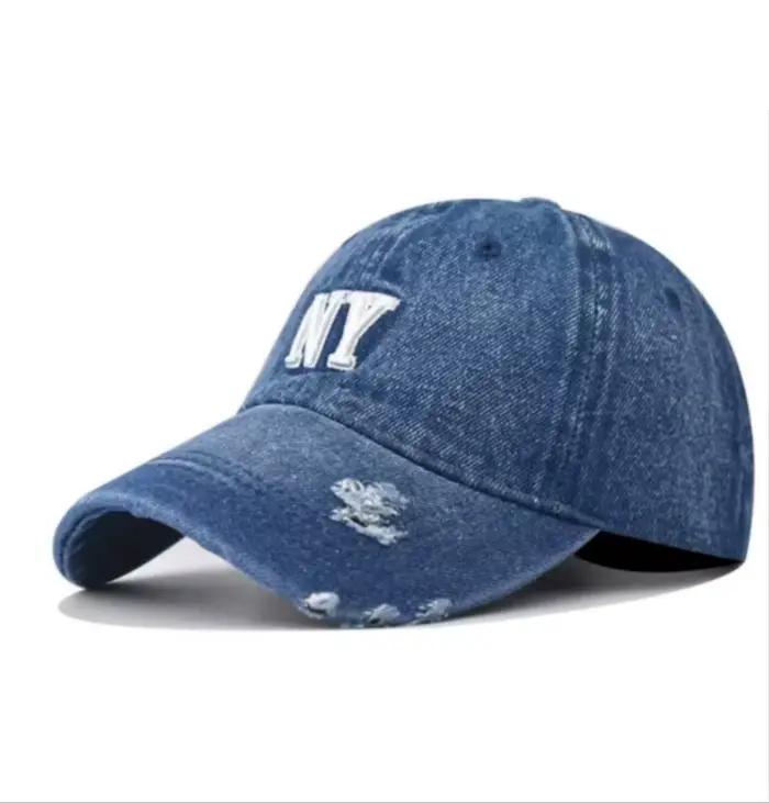 Chapeau de baseball en jean à trous