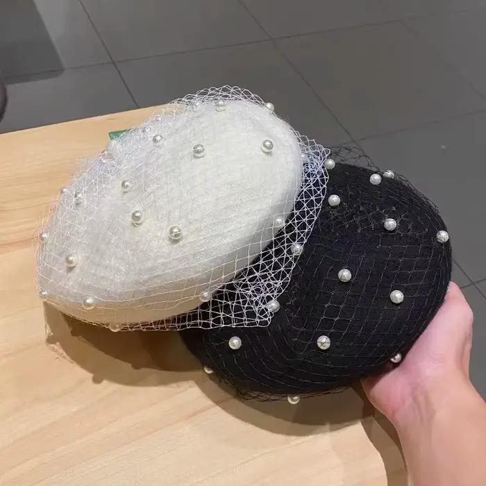 Béret en laine avec détail de voile de perles pour femmes élégantes