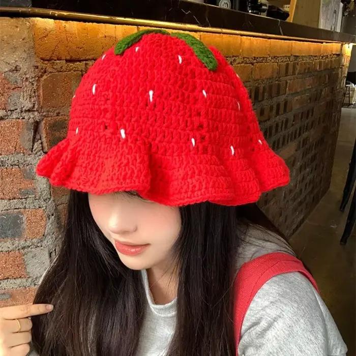 Chapeau de pêcheur mignon tricoté design fraise femme rouge chaud pour les jours décontractés et les occasions spéciales