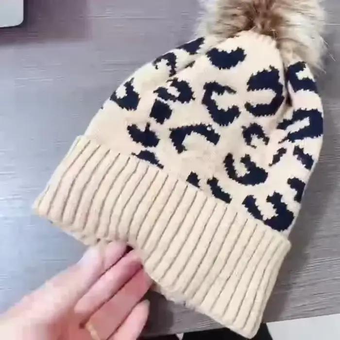 Chapeau de mode casquette léopard imprimé ourlet bouclé boule de cheveux tricoté
