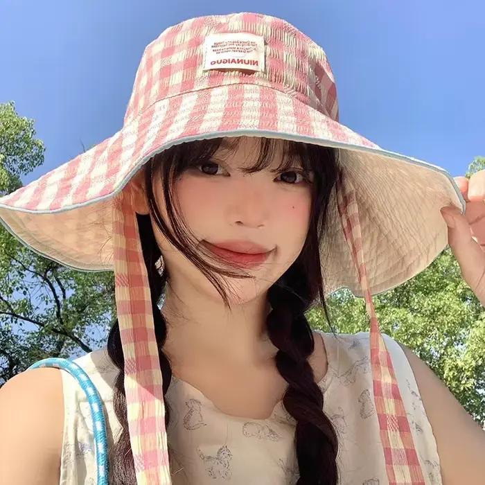 Chapeau de seau à carreaux double face en lin pour femmes, protection solaire, bord large avec lacets, idéal pour les plages et les aventures estivales