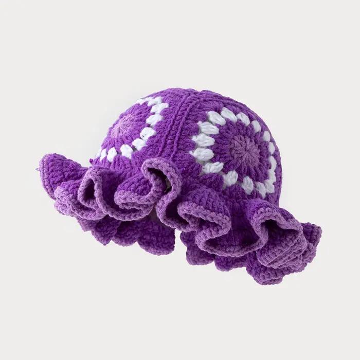 Chapeaux tricotés au crochet colorés pour hommes et femmes avec bords ondulés et motifs floraux