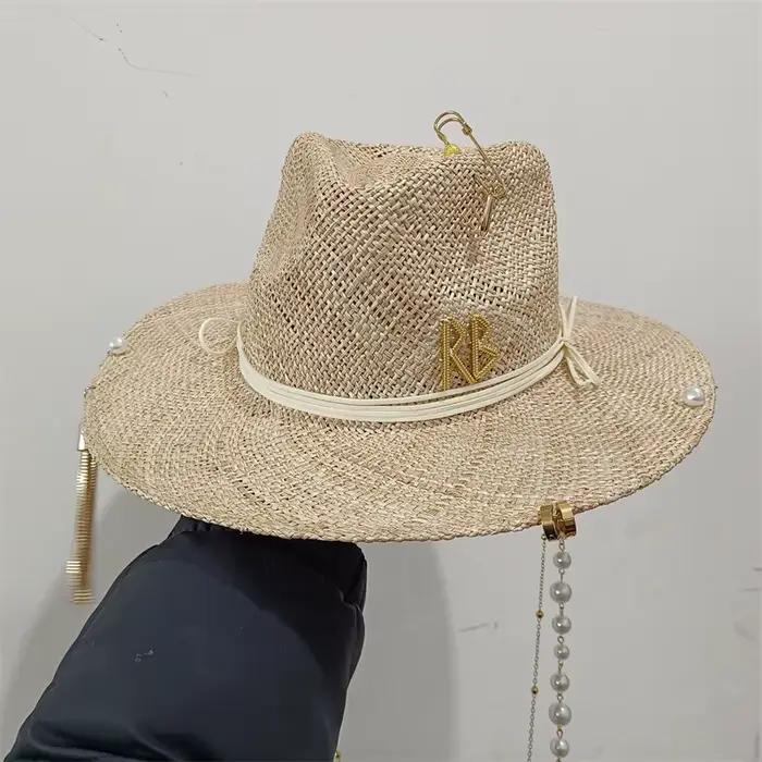 Chapeau de paille beige avec lettres en métal