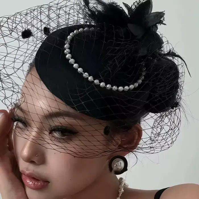 Coiffure en maille noire