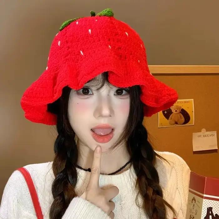 Chapeau de pêcheur mignon tricoté design fraise femme rouge chaud pour les jours décontractés et les occasions spéciales