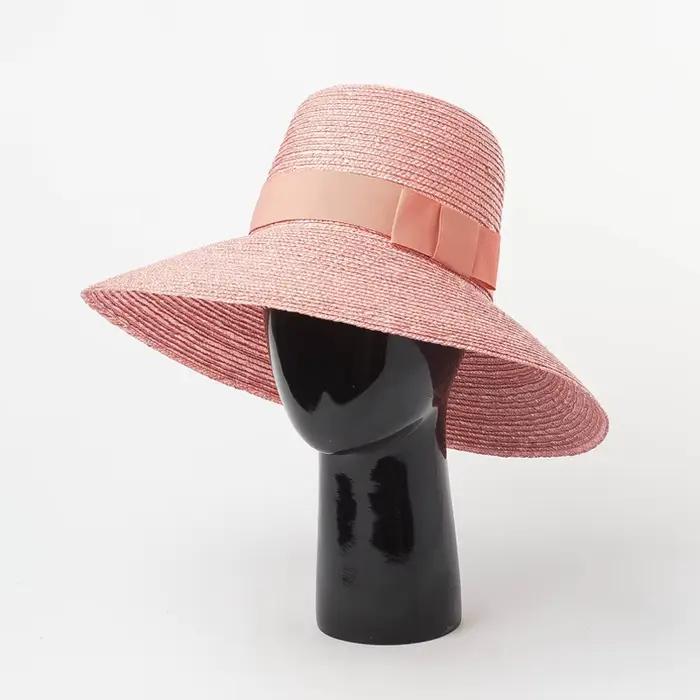 Chapeau de paille coloré avec nœud décoratif