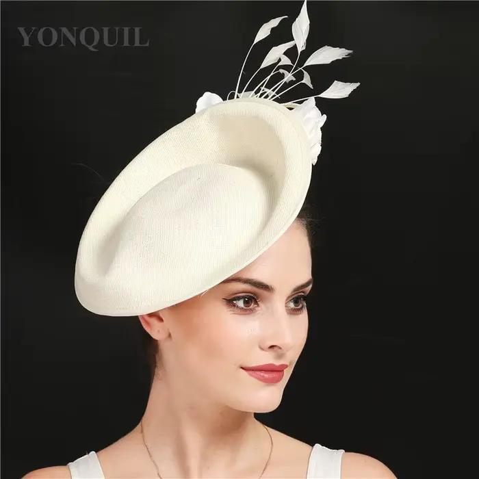 Chapeau de cocktail beige avec fleur