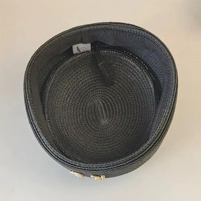 Béret en paille avec lettre RB en métal