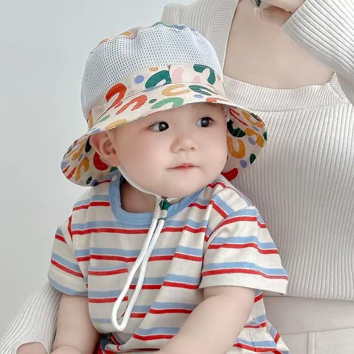 Chapeau de bébé double face avec lettre brodée