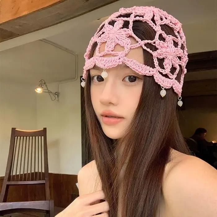 Bonnet tricoté style bohème avec fleur au crochet