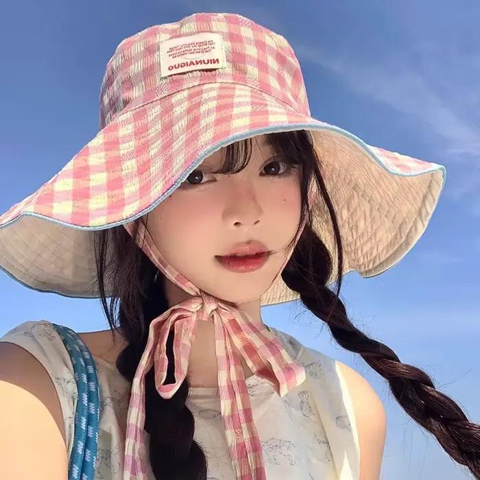 Chapeau de seau à carreaux double face en lin pour femmes, protection solaire, bord large avec lacets, idéal pour les plages et les aventures estivales