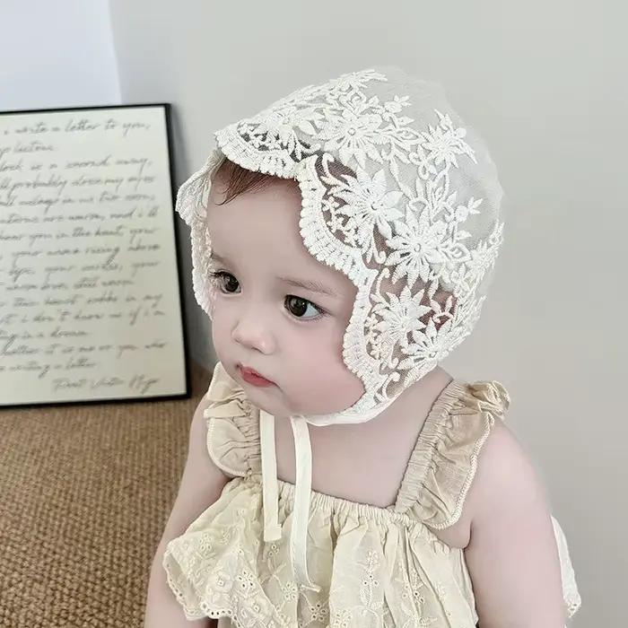 Bonnet de bébé en dentelle à fleurs