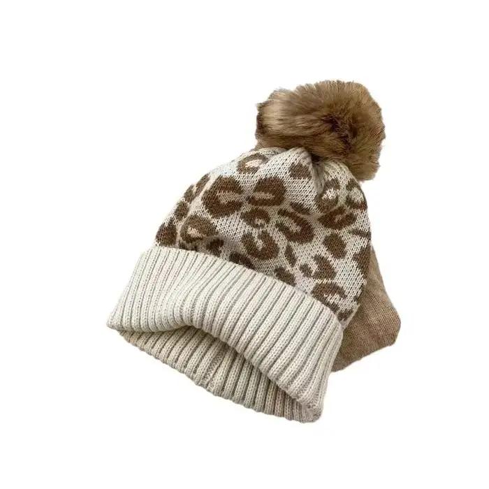 Chapeau de mode casquette léopard imprimé ourlet bouclé boule de cheveux tricoté