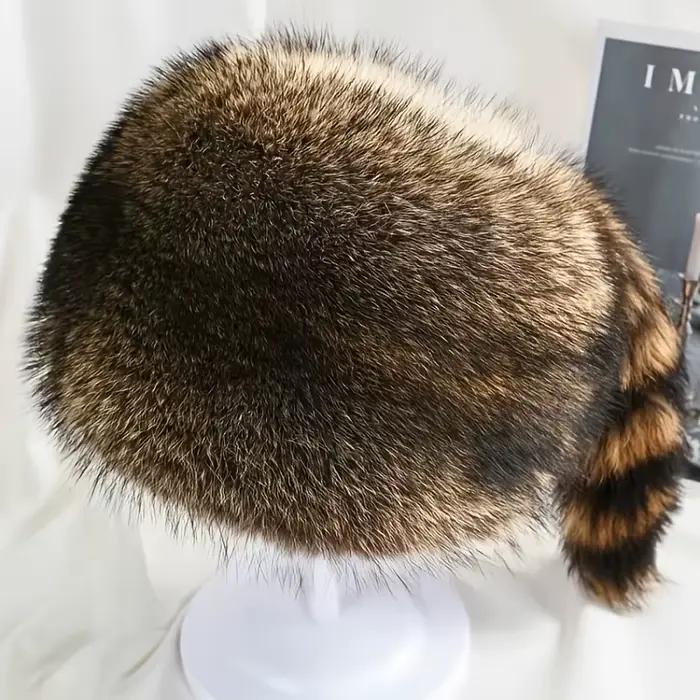 Un chapeau d'hiver pour femme en fausse fourrure confortable avec queue de raton laveur - Fibre de polyester épaisse et